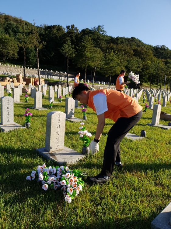 한화, 국군의날 앞두고 현충원 참배·봉사