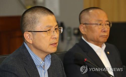 축사하는 황교안 대표 (서울=연합뉴스) 하사헌 기자 = 자유한국당 황교안 대표가 24일 오전 국회 의원회관에서 최연혜 의원실과 여의도연구원 주최로 열린 '문재인정권, 가짜뉴스 논란과 표현의 자유 침해 어떻게 볼 것인가' 토론회에서 축사를 하고 있다. 2019.9.24 toadboy@yna.co.kr(끝)