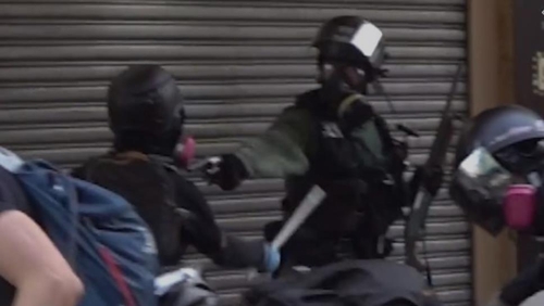 시위 참여자를 향해 실탄을 발사하는 홍콩 경찰