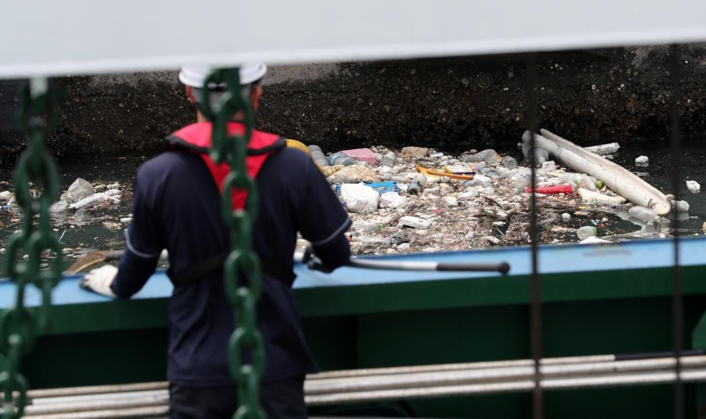 항만정화선박에서 바라본 해양 쓰레기