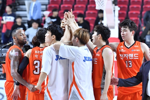 8일 오리온과의 경기 승리한 뒤 자축하는 전자랜드 선수들