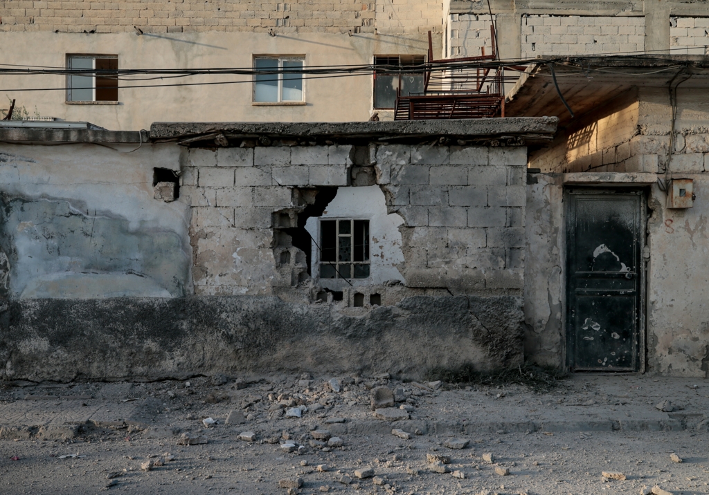 쿠르드족의 박격포 반격으로 파괴된 터키 샨르우르파주(州) 아크자칼레 마을의 건물