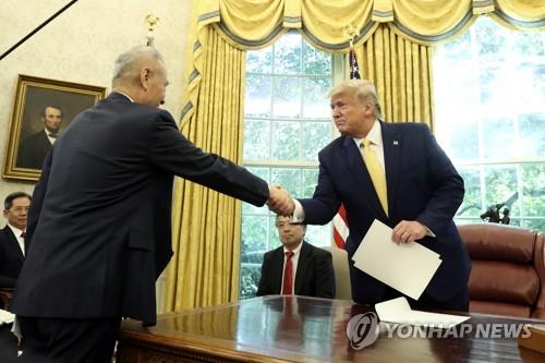 류허 중국 부총리 면담하는 트럼프 대통령