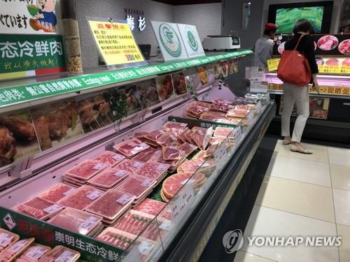 상하이 슈퍼마켓의 돼지고기 판매대
