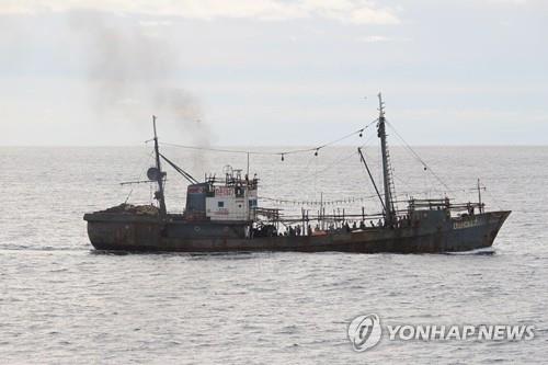 2019년 10월 7일 일본 이시카와현 노토반도 북서쪽 해상에서 일본 어업 단속선과 충돌한 북한 어선. [AP=연합뉴스 자료사진, 일본 수산청 제공, 재판매 및 DB 금지]