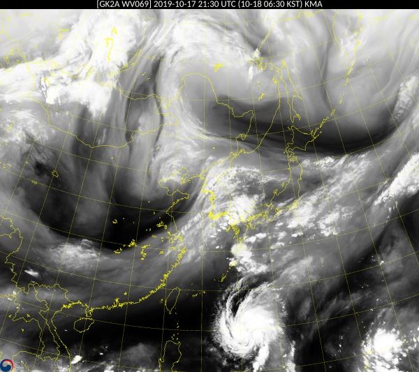 오전 6시 30분 현재 위성으로 촬영한 동아시아. 화면 아래 태풍 '너구리'가 보인다.
