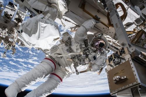 ISS 밖에서 우주유영 중인 우주인 모습. [NASA 제공·연합뉴스 자료사진. 재판매 및 DB 금지] 