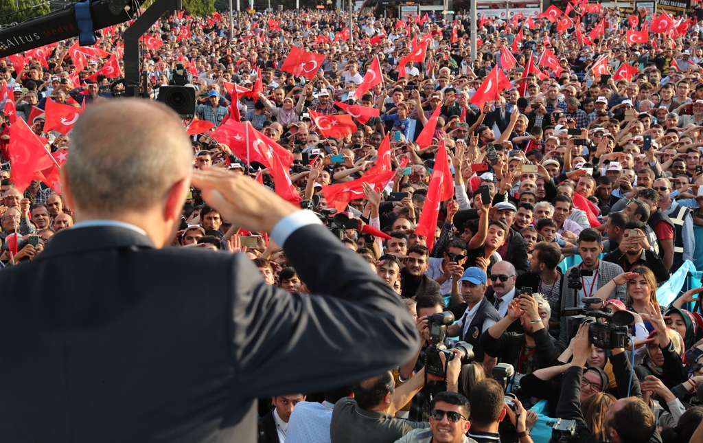 거수경례하는 레제프 타이이프 에르도안 터키 대통령