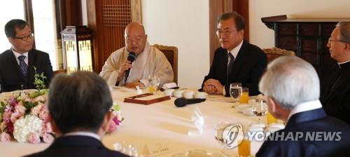 종교지도자 인사말 듣는 문 대통령