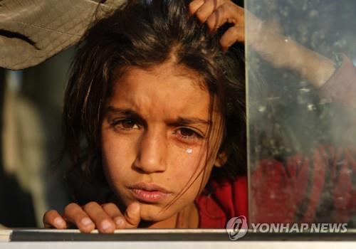 터키군의 쿠르드 공격에 이라크로 넘어온 피란민 소녀