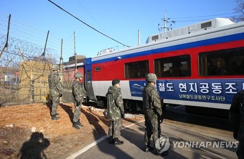 경의선 통문 통과하는 남북철도 현지공동조사단