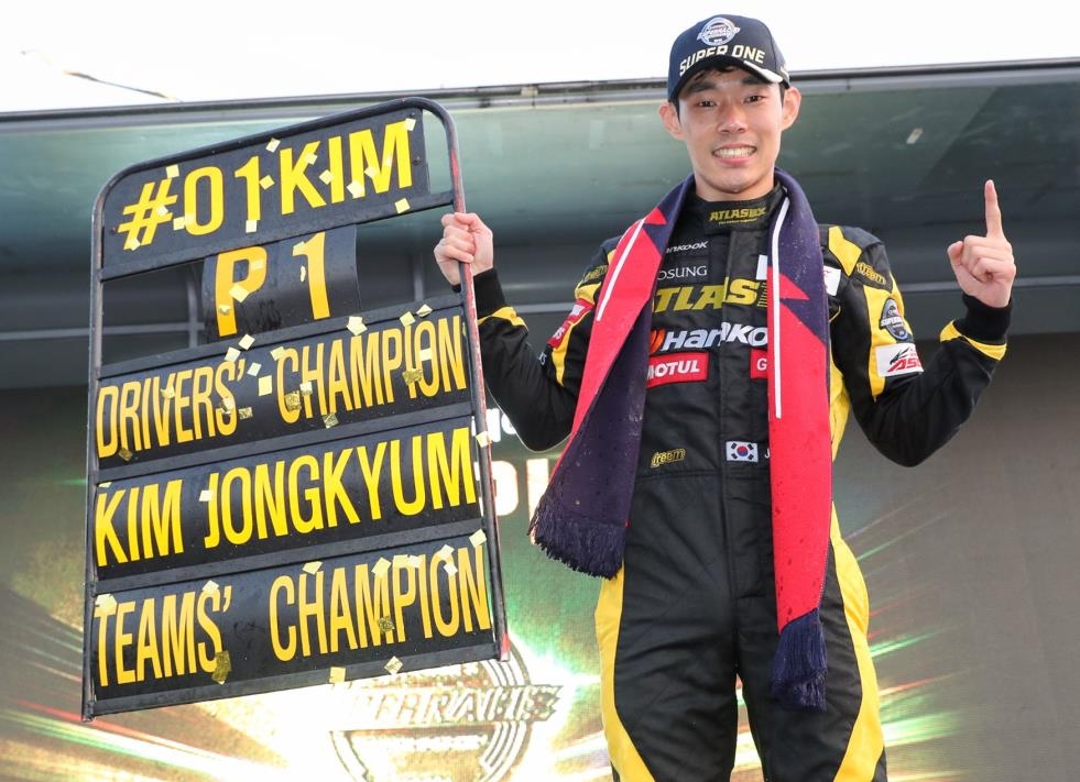2019 슈퍼레이스 챔피언십 캐딜락 6000 클래스에서 2년 연속챔피언에 오른 조항우.