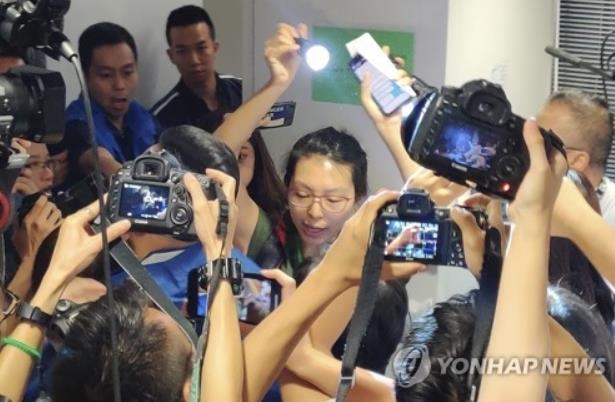 경찰 정례 브리핑에서 경찰의 언론인에 대한 폭력 행사에 항의하는 홍콩 기자