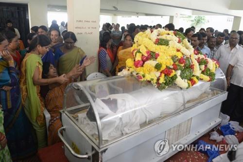 5일 인도 하이데라바드에서 진행된 세무 공무원 비자야 레디의 장례식 모습. [AFP=연합뉴스]