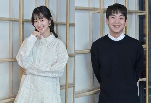 신도현(왼쪽)과 안승균