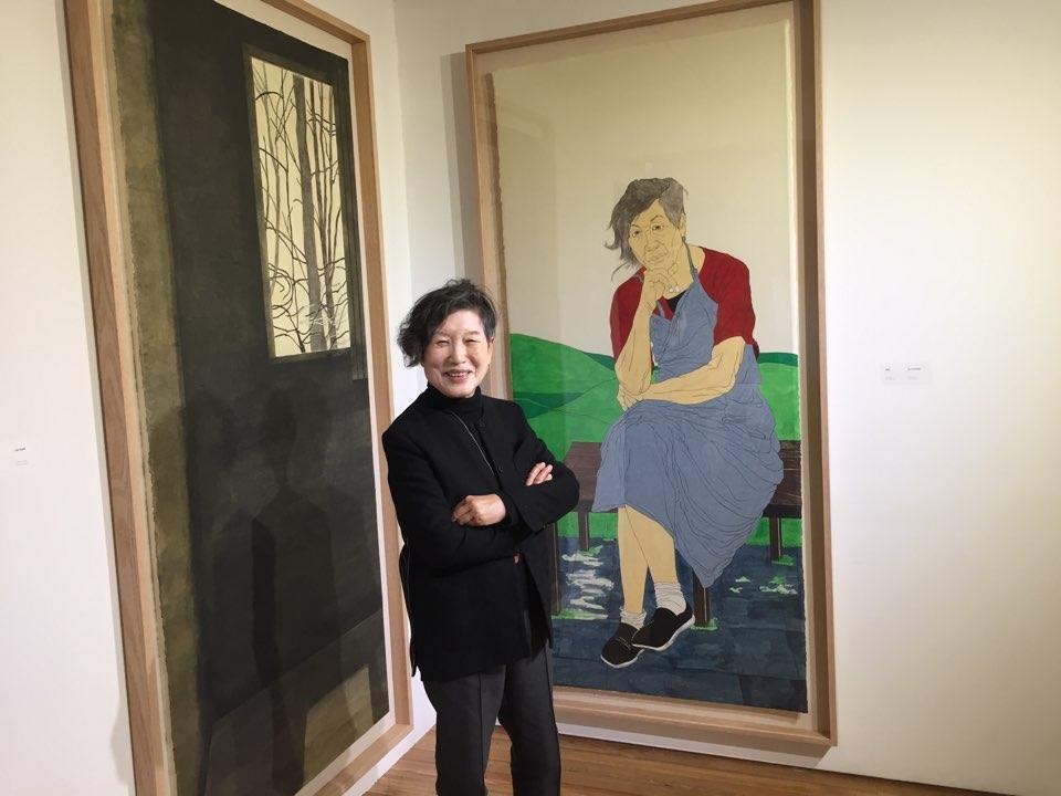 (서울=연합뉴스) = OCI미술관에서 7일 개막한 개인전 '벗들의 초상을 그리다' 전시장에 선 윤석남 작가. 