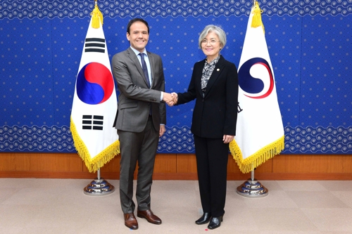 강경화 외교부 장관(왼쪽)과 세드리크 오 프랑스 디지털부 장관