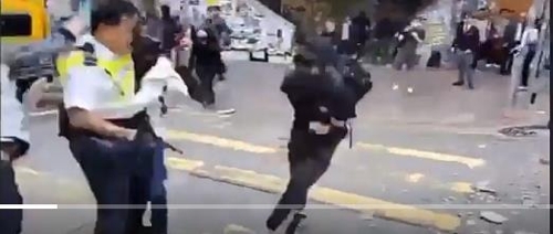 홍콩 경찰이 쏜 실탄에 맞아 쓰러지는 시위대