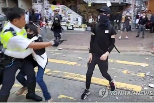 11일 차우 모 씨를 향해 총을 쏘는 홍콩 경찰