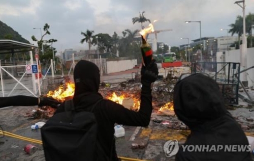 화염병을 던지는 연습을 하고 있는 홍콩 중문대 학생들