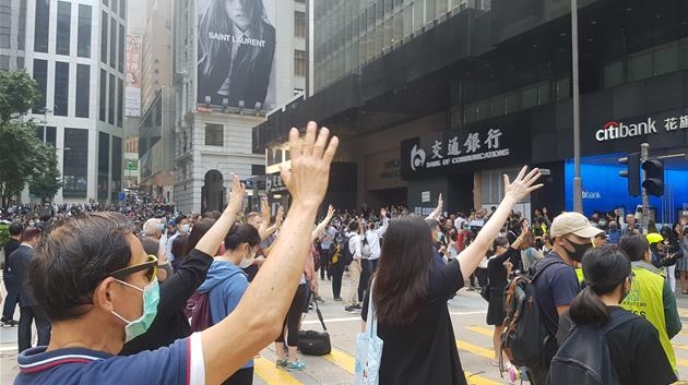 홍콩 센트럴 시위에서 구호를 외치는 시민들