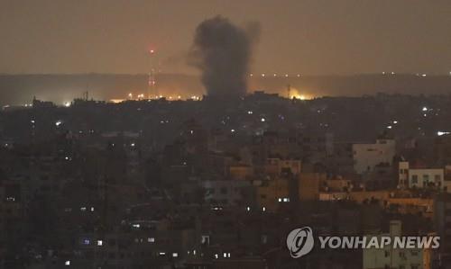 이스라엘의 공습으로 인해 연기가 치솟고 있는 가자지구[AP=연합뉴스] 