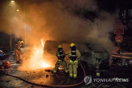 중문대 인근 차량화재를 진화하는 소방관
