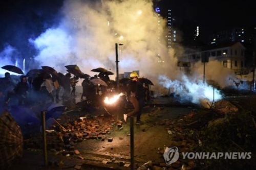 홍콩 이공대 내에서 경찰과 충돌하고 있는 시위대