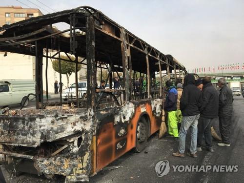 이란 반정부 시위에서 불에 탄 버스