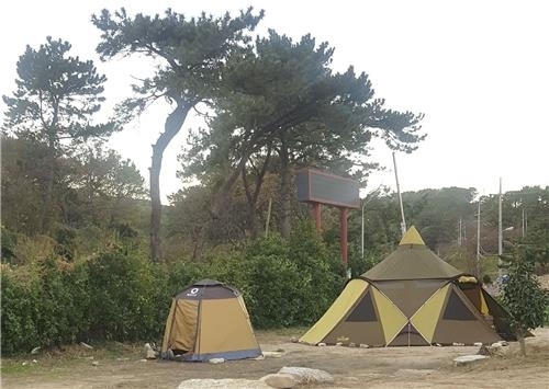울산 사고 현장에서 발견된 소형텐트(왼쪽). 오른쪽의 거실형 텐트보다 산소가 고갈되는 시간이 짧다. [사진/연합뉴스 TV]