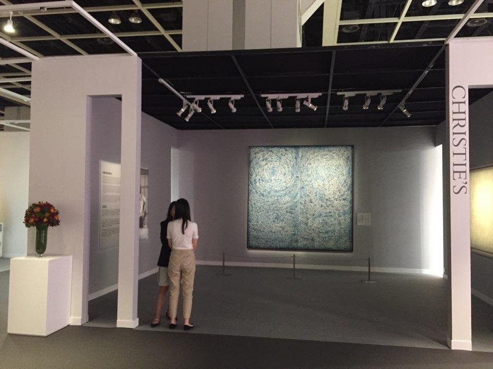 (홍콩=연합뉴스) 강종훈 기자 = 홍콩 홍콩컨벤션전시센터(HKCEC) 그랜드홀에 전시된 김환기 1971년작 '우주'(Universe 5-IV-71 #200). 이 작품은 23일 홍콩 크리스티 경매에서 한국 미술품 사상 처음으로 낙찰가 100억원을 돌파했다. 2019.11.23