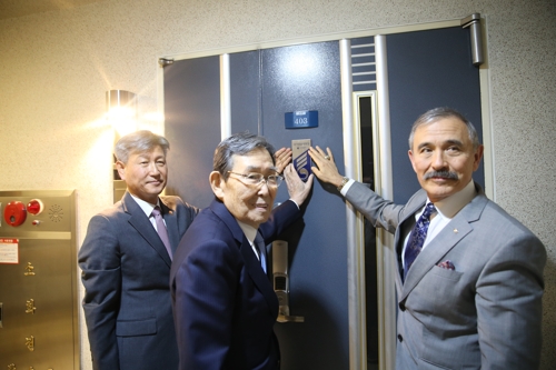 해리스 美대사 '명패 달아주기'