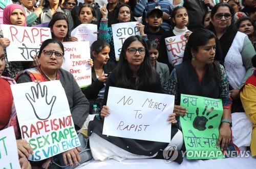 3일 인도 뉴델리에서 성범죄 근절을 요구하는 시위대. [EPA=연합뉴스]