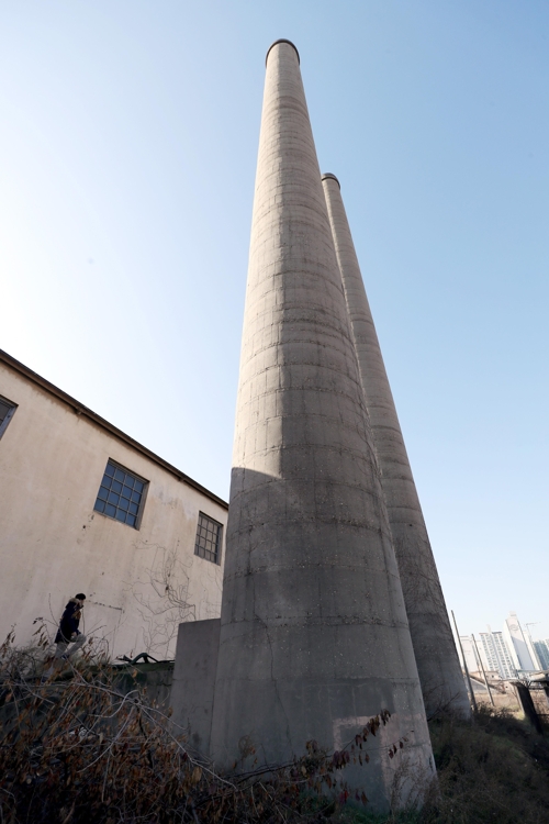 일본육군 조병창 주물공장에 우뚝 솟은 굴뚝