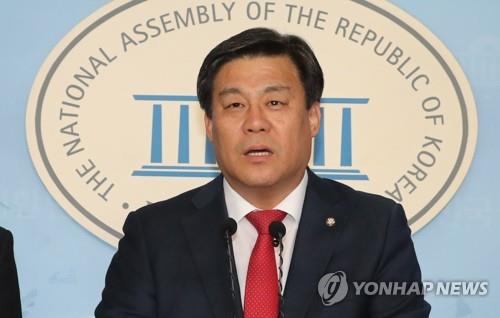 원내대표 경선 출마 발표하는 김선동 (서울=연합뉴스) 하사헌 기자 = 자유한국당 김선동 의원이 8일 오후 서울 여의도 국회 정론관에서 원내대표 경선 출마 발표 기자회견을 하고 있다. 2019.12.8 toadboy@yna.co.kr(끝)
