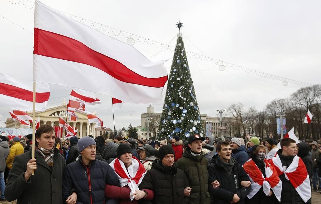 [타스=연합뉴스] 8일(현지시간) 러-벨라루스 국가통합에 반대하는 시위를 벌이는 벨라루스 야권 지지자들. 