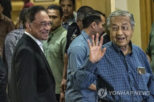 총리직 넘겨받기로 예약된 안와르(왼쪽) 총재