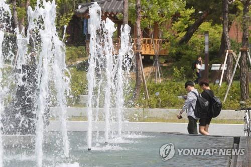 캠퍼스 걷는 대학생들 / 연합뉴스 자료사진