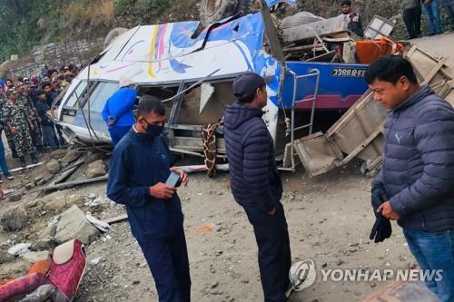 15일 네팔 중부 산악지대 버스 추락 사고 현장. [AFP=연합뉴스] 