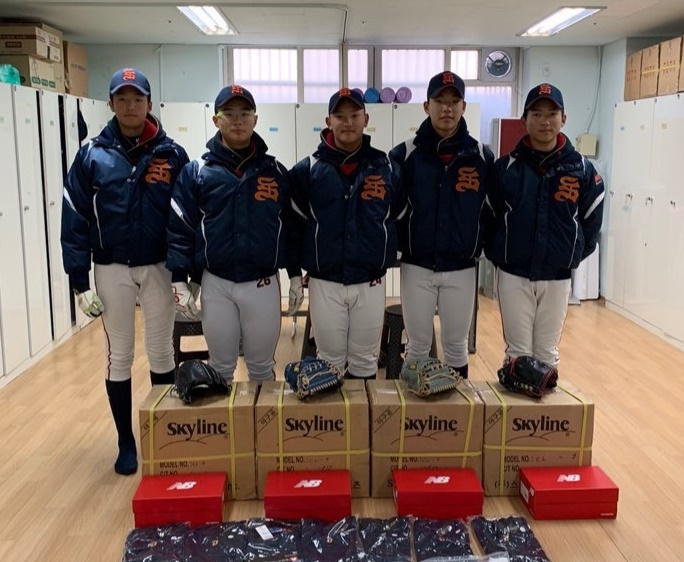 NC 다이노스 김진성에게 야구용품을 지원받은 성남중 야구부 학생들