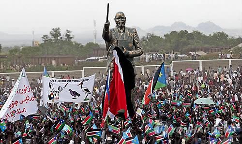 2011년 7월 9일 남수단 수도 주바의 시민들이 독립운동 지도자 존 가랑 동상 주위에서 국기를 흔들며 분리 독립을 자축하고 있다. [연합뉴스 자료사진] 