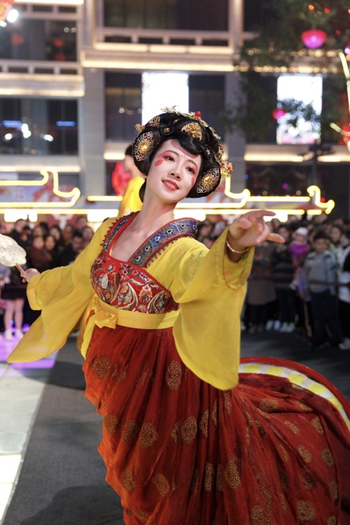 Tumbler girl Feng Jiachen is performing