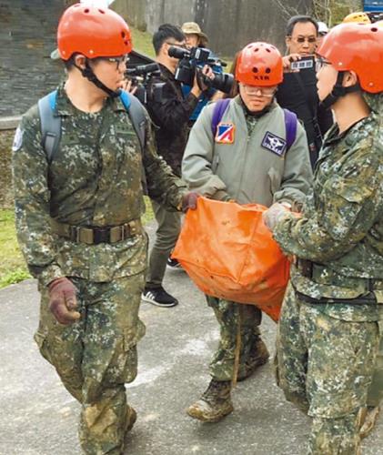3일 사고 현장에서 발견돼 이동 중인 블랙박스