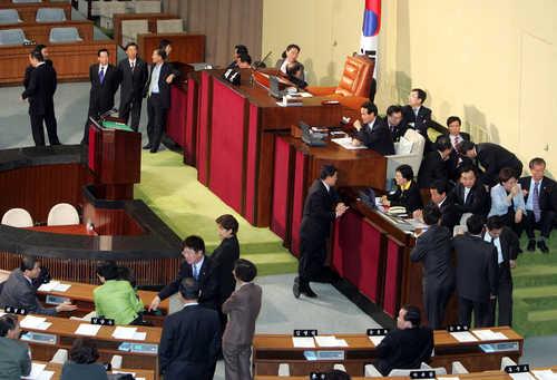 2004년 국회 본회의장 점거한 당시 한나라당 의원들 