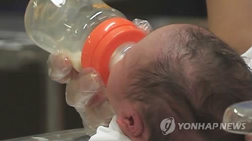 분유 먹는 아기