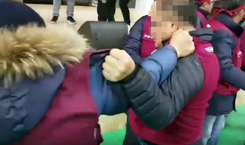 서로 몸싸움하는 울산플랜트노조 조합원들