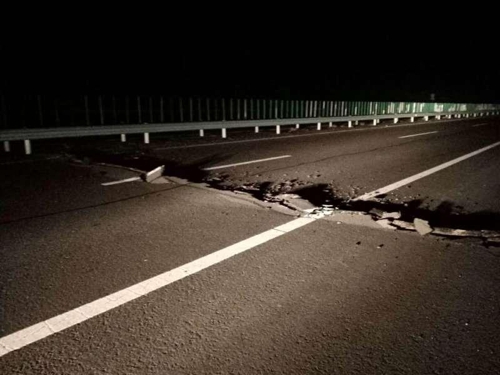 19일 신장 카슈가르 지진으로 갈라진 도로 [사진 CCTV]