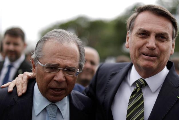 브라질의 자이르 보우소나루 대통령(오른쪽)과 파울루 게지스 경제부 장관 [브라질 뉴스포털 UOL]