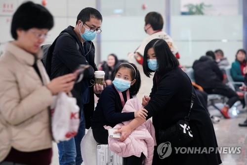 (상하이 로이터=연합뉴스) 중국에서 신종 코로나바이러스에 감염된 이른바 '우한 폐렴' 환자가 급속히 늘어나는 가운데 20일 상하이 훙차오 국제공항에서 마스크를 쓴 승객들이 탑승을 대기하고 있다. leekm@yna.co.kr
