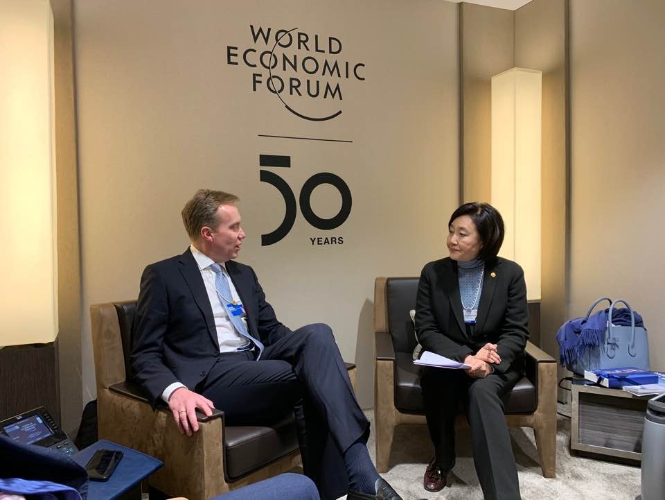 뵈르게 브렌데 WEF 수석이사와 면담 중인 박영선 장관
